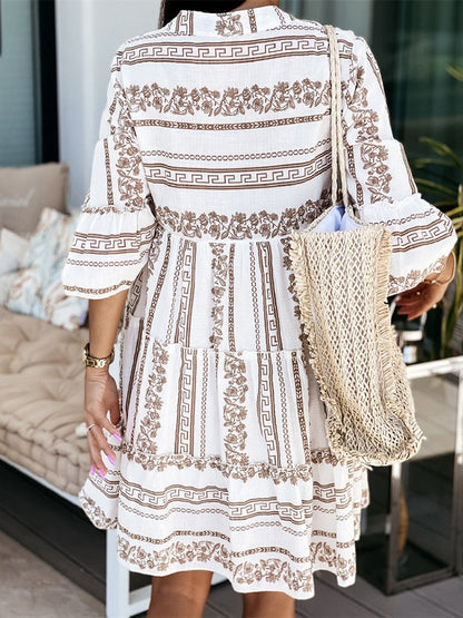 Zwiewna Letnia Sukienka Boho Z Falbanami W Radosny Kolorowy Wzór